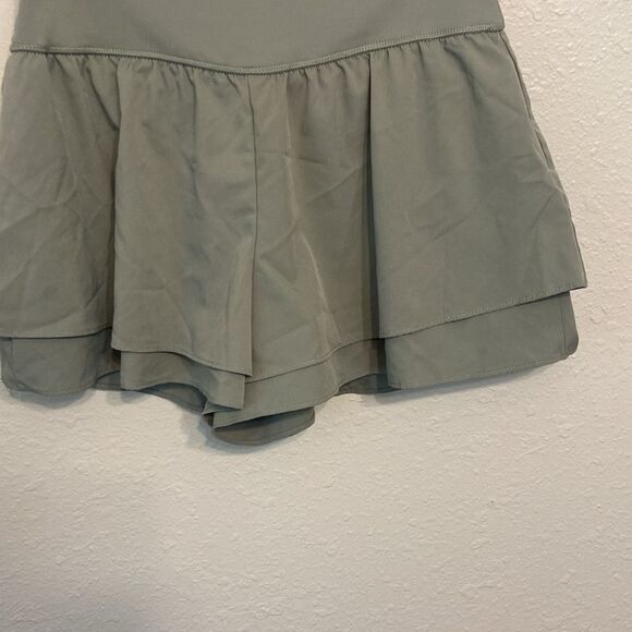 Yogalicious Sage Green Lightsreme Flirty 2 in 1 Short Size XL - Picture 3 of 7
